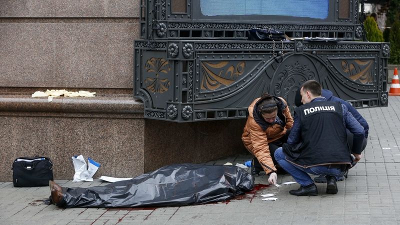 Forenzní experti u těla zavražděného bývalého ruského poslance před kyjevským hotelem. 