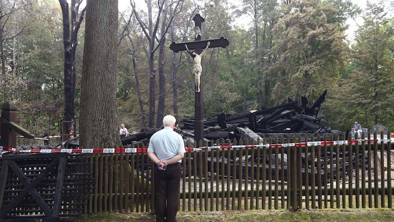 Po ničivém požáru zbyly jen ohořelé dřevěné trámy a kříž, který stával před kostelem.