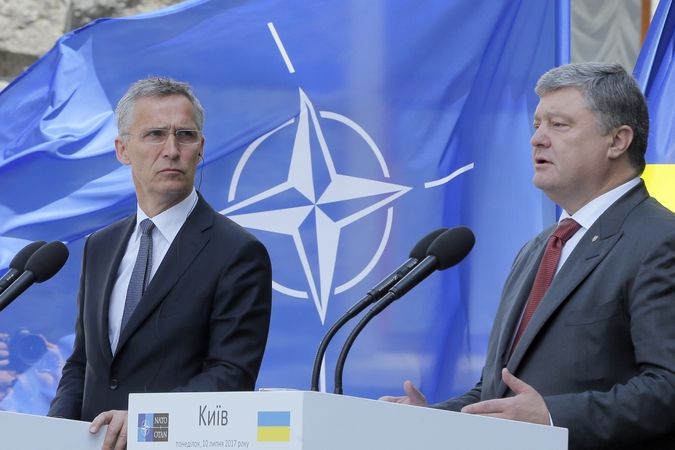 Ukrajinský prezident Petro Porošenko (vpravo) a generální tajemník NATO Jens Stoltenberg