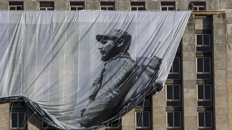 V centru Havany rozvinuli plachtu s fotografií Fidela Castra.