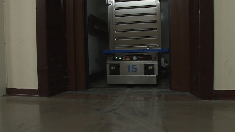 Robot se pohybuje do pater pomocí výtahu - v tom je unikátní