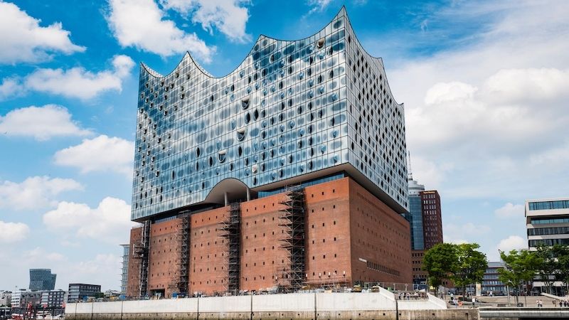 Nová budova Elbphilharmonie vyrostla jako moderní nástavba na historickém skladišti.