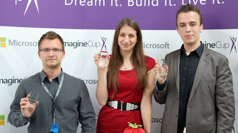 Úspěšní studenti (zleva) Tomáš Pikous, Barbora Suchanová a Marek Novák s glukometrem