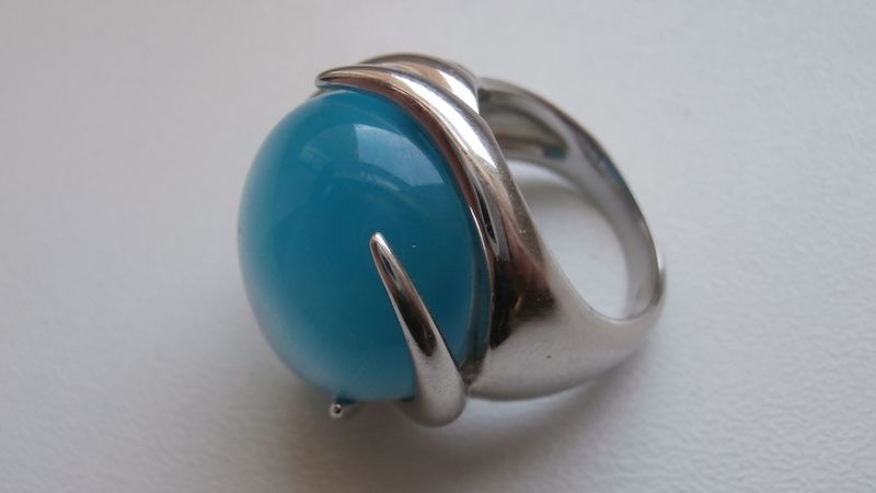 Stříbrný prsten s jedním světle modrým průsvitným kamenem, který byl prodávajícím deklarován jak ústně, tak i na garančním listu jako chalcedon. Rozborem bylo zjištěno, že kámen je z olovnatého skla.