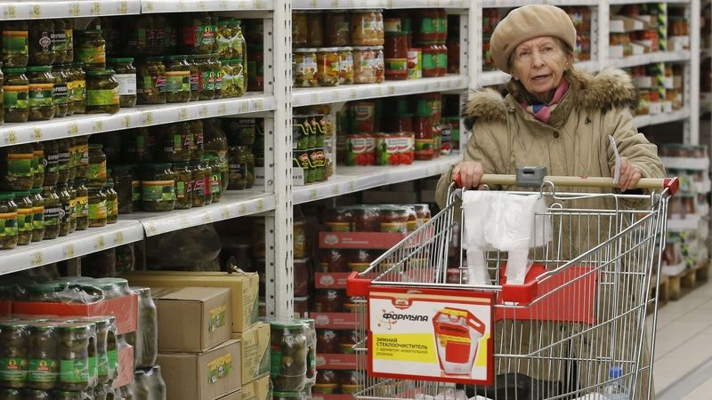 Žena v ruském supermarketu. Ilustrační foto