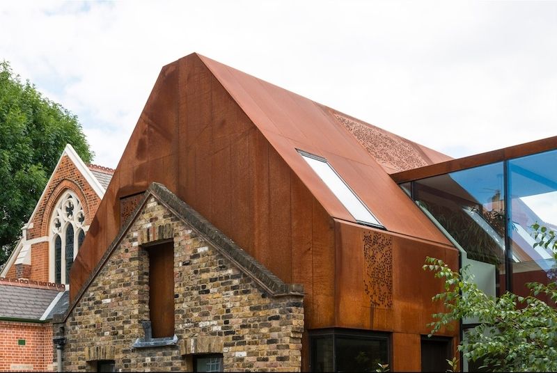 Střechu i fasády pokrývají obklady z plátů korodované oceli.