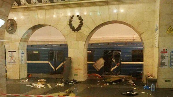 Vlak metra poničený výbuchem