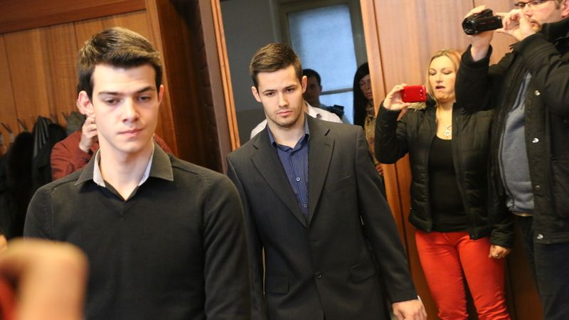 Mladíci přicházejí k soudu, vlevo Nikos Agoratsios a Patrik Kaifáš.
