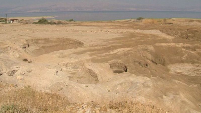 Mrtvé moře vysychá, na jeho březích se propadá země