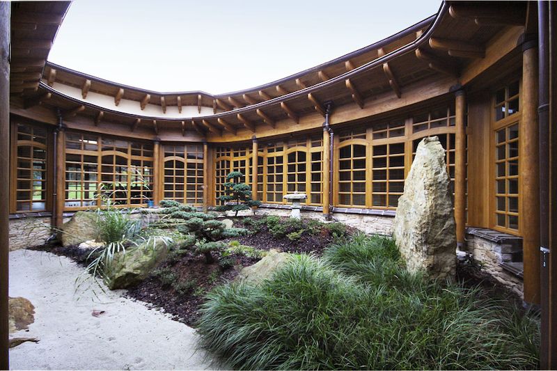 Hlavní myšlenkou je uspořádat místnosti okolo vnitřní zahrady. Proporce stavby vycházejí ze sakrální geometrie stromu života, z principů celostní architektury a feng šui 