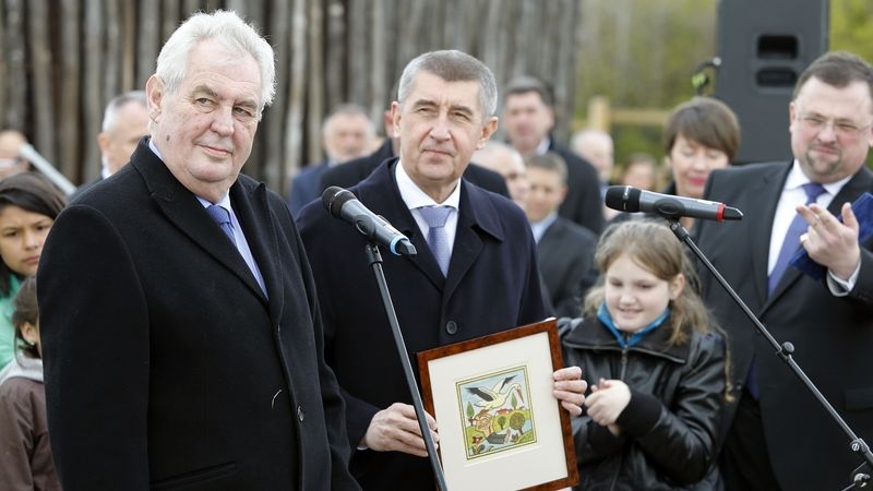 Prezident Miloš Zeman s Andrejem Babišem na farmě Čapí hnízdo