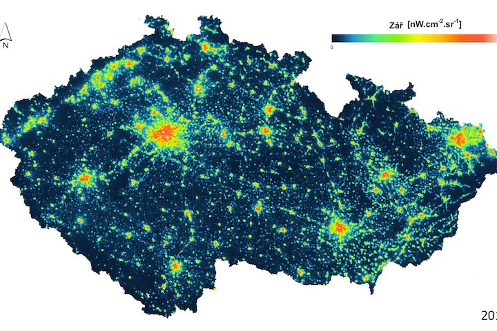 Noční snímek České republiky pořízený přístrojem VIIRS z družice Suomi NPP znázorňuje zenitovou zář, tj. světlo směřující přímo vzhůru (2014). Oblastí s tmavou oblohou v ČR rok od roku ubývá.