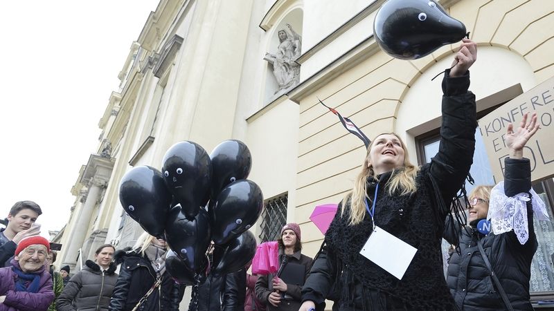 Polky demonstrují před varšavskou katedrálou na akci sbohem biskupům 