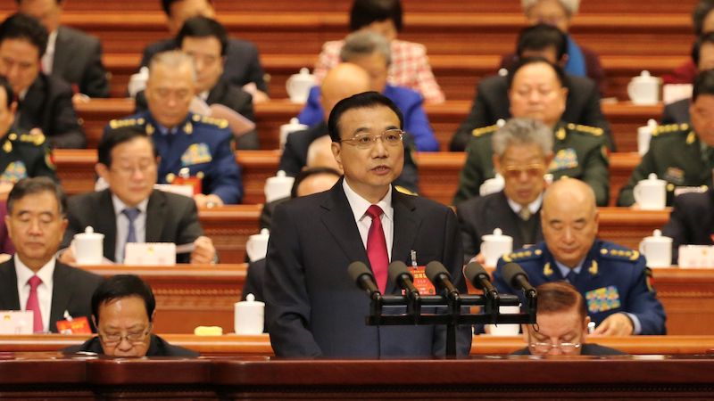 Čínský premiér Li Kche-čchiang pronáší projev na výročním zasedání čínského parlamentu.