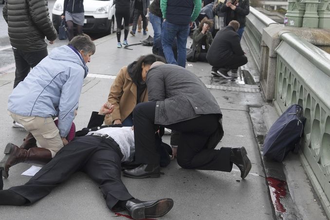 Lidé pomáhají zraněným na Westminsterském mostě