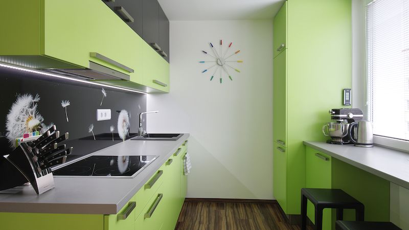 Barevnost v celém bytě je sjednocená a převažují hlavně hnědé tóny v kombinaci s bílou, limetkově zelenou a akcenty černé. 