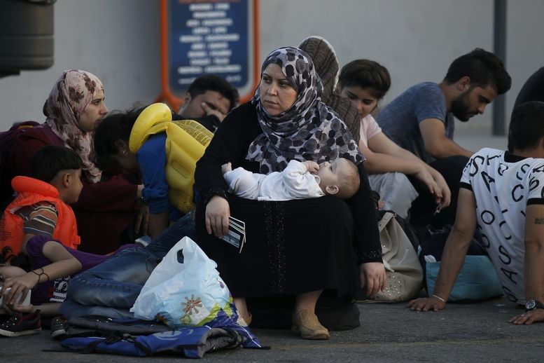 Uprchlíci ze Sýrie na trajektu Eleftherios Venizelos, který slouží jako nouzové středisko pomoci.