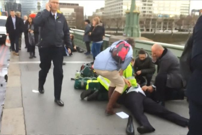 BEZ KOMENTÁŘE: Kolemjdoucí ošetřovali zraněné na ulici, turisté zůstali uvězněni na vyhlídkovém kole London Eye