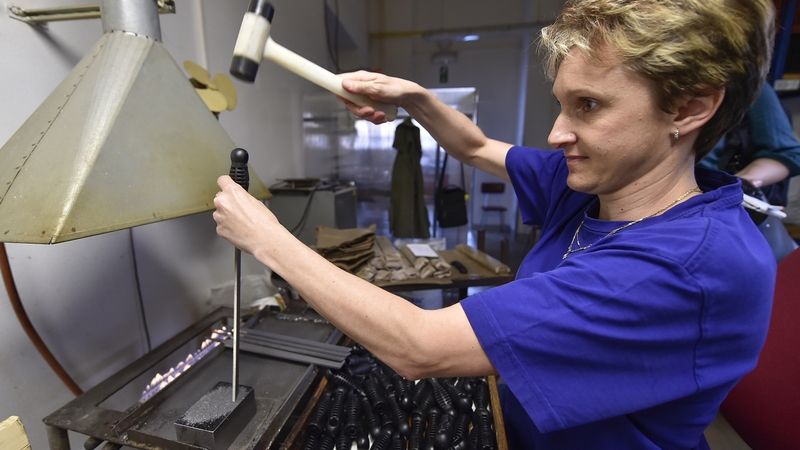 Jihlavská firma Ajax Pilníky se zabývá výrobou pilníků a rašplí už bezmála sto let. Na snímku je osazování rašplí držadly.