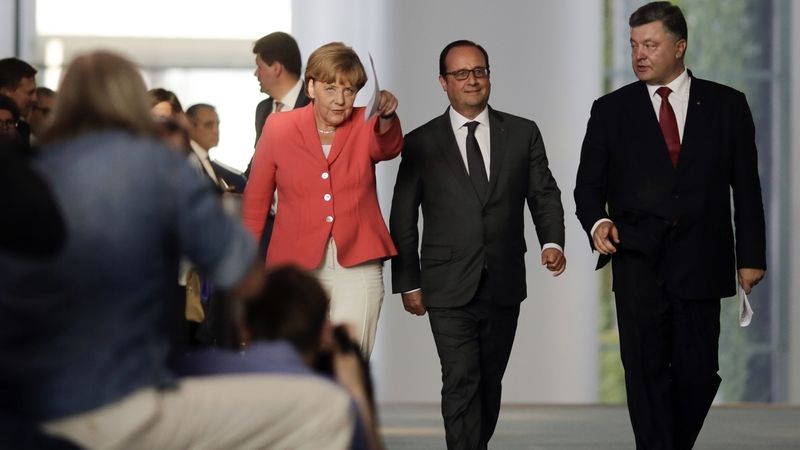 Německá kancléřka Angela Merkelová, francouzský prezident François Hollande a jeho ukrajinský protějšek Petro Porošenko v Berlíně