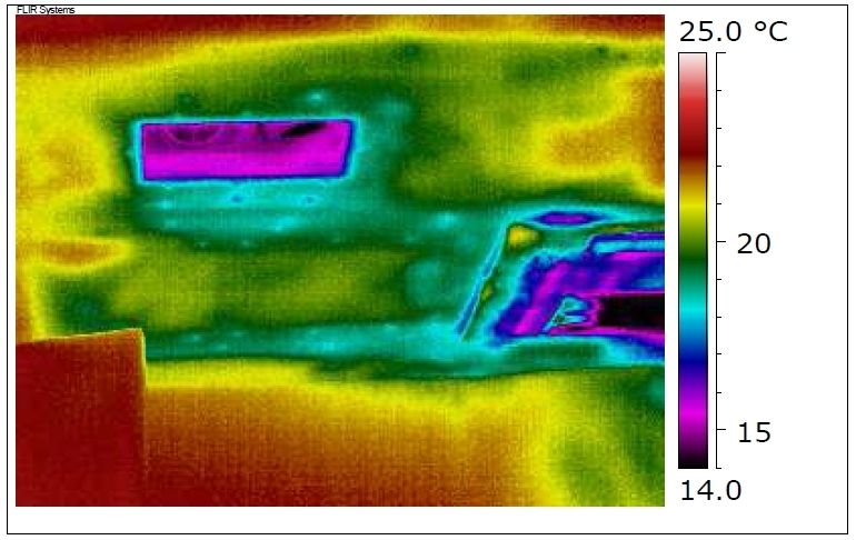 Termovizní snímek za podtlaku. Porovnáním termovizních snímků prokazuje výraznou netěsnost u bodových svítidel a klimatizace.