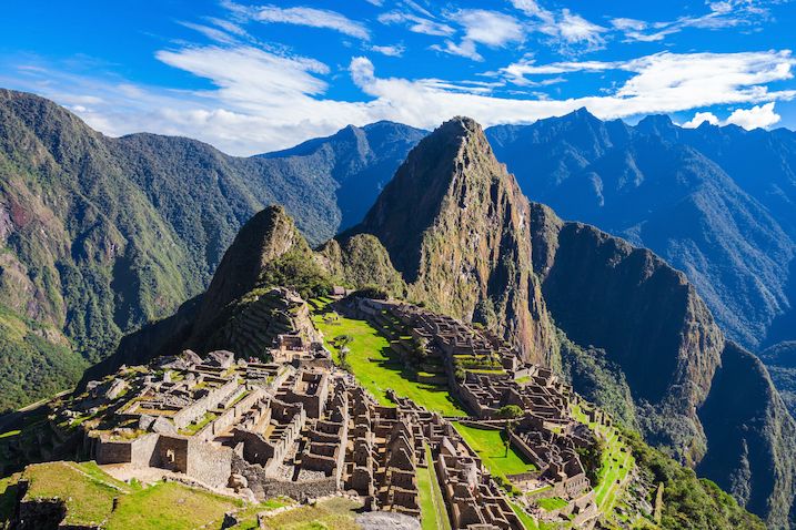Machu Picchu je zasazené do úžasného prostředí.