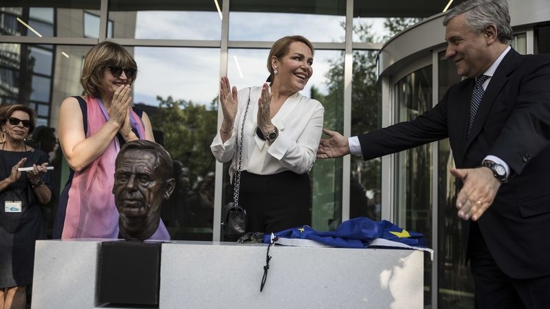 Dagmar Havlová a předseda europarlamentu Antonio Tajani při inauguraci nové budovy Evropského parlamentu. Před vchodem je Havlova bronzová busta.