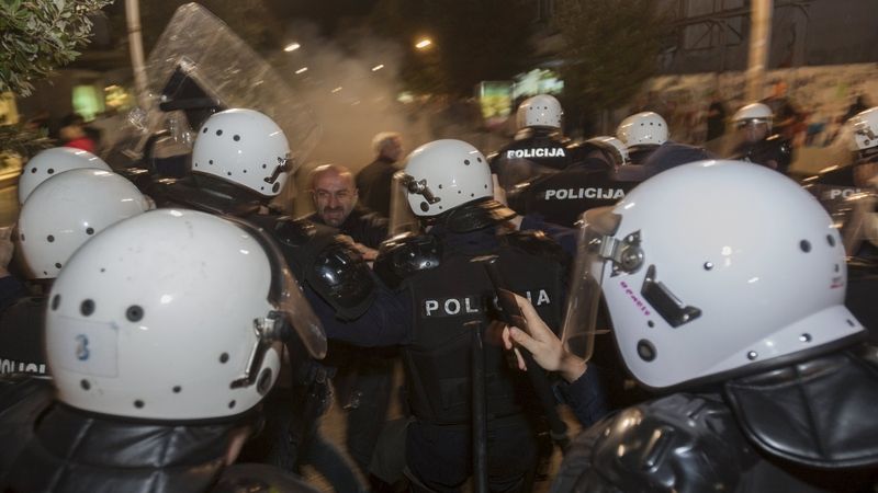 Černohorští policisté zasahují proti demonstrantům 