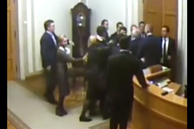 BEZ KOMENTÁŘE: Ukrajinští poslanci se porvali v parlamentu