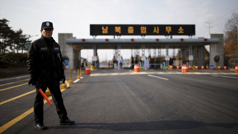 Jihokorejský strážný u kontrolního stanoviště na cestě do průmyslové zóny v severokorejském Kesongu