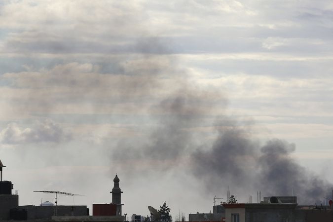 Kouř nad Benghází po bojích mezi provládními silami a radikální skupinou Ansar aš-Šaría