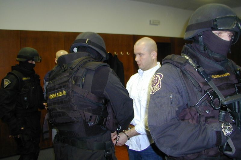Jednání u vrchního soudu probíhalo ve středu za mimořádných bezpečnostních opatření. Na snímku je mezi těžkooděnci Radek Sobotka.
