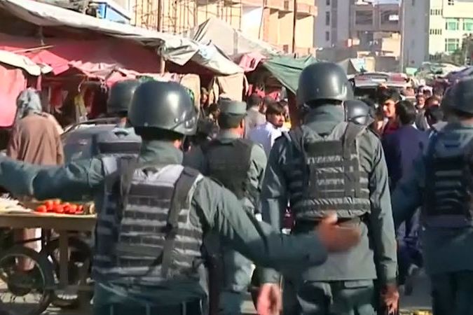 BEZ KOMENTÁŘE: Afghánská policie po atentátu prohledává okolí ministerstva obrany