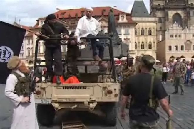 Konvičkovci si na Staroměstském náměstí hráli na útok islamistů