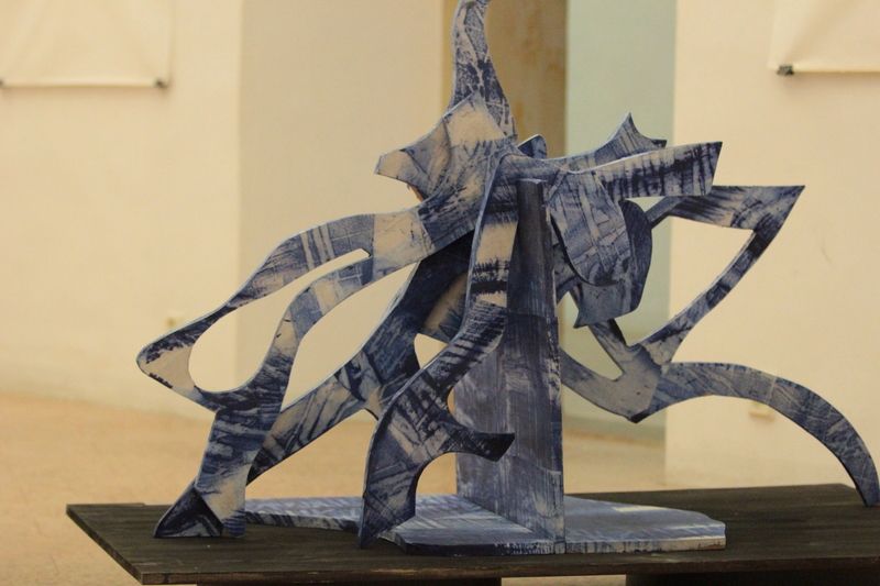 Miroslav Polcar vytváří abstraktní trojrozměrné skulptury (Model prostorové situace, 2009).
