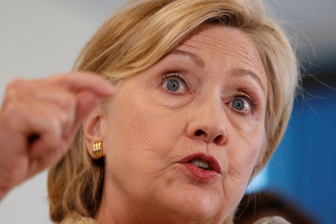Hillary Clintonová hovoří o zice při návštěvě zdravotního střediska Borinquen Health Care Center v Miami.