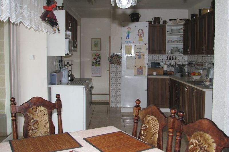 Kuchyň je umístěna v přízemí domu.