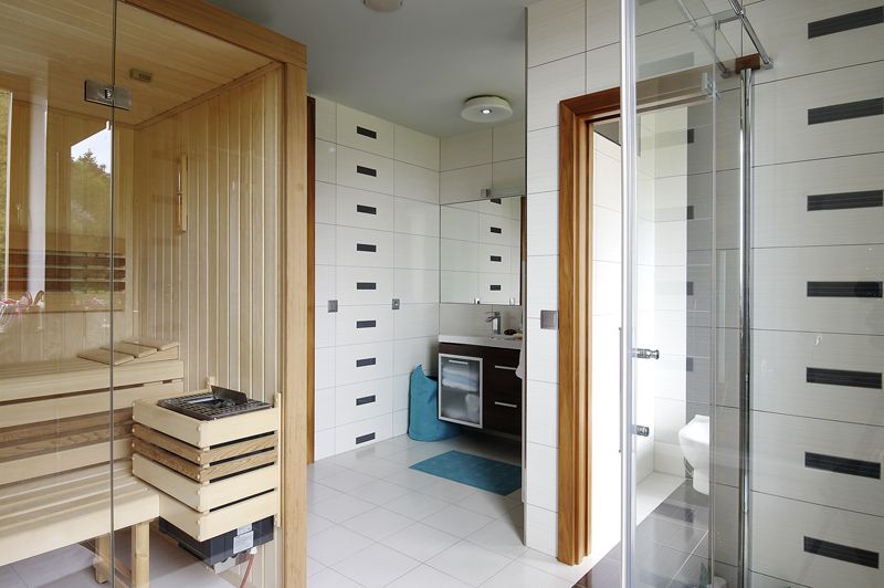 Součástí koupelny je i hojně využívaná sauna, kterou majitelé plánovali už při zpracování projektu.