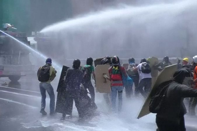 BEZ KOMENTÁŘE: Násilné protesty v ulicích Caracasu