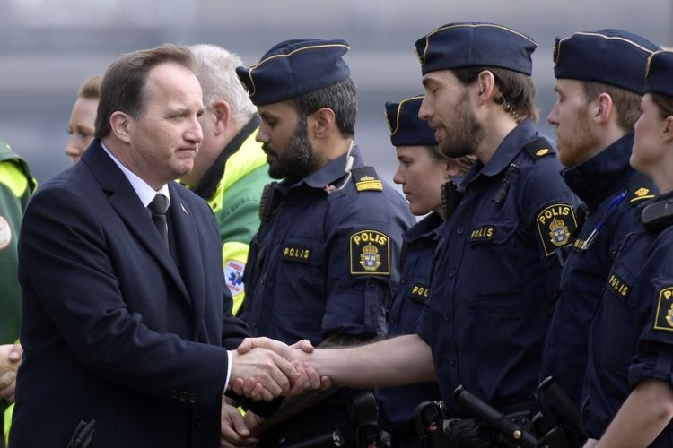 švédský ministr Stefan Lofven se zdraví s policisty