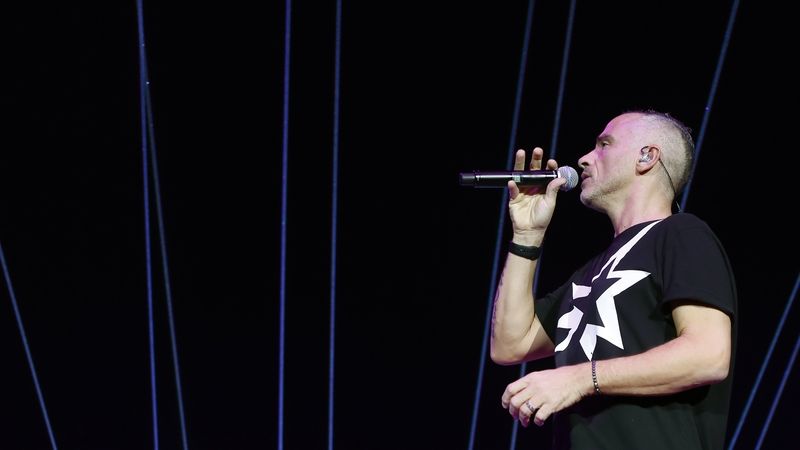 Eros Ramazzotti koncertuje v Praze pravidelně. Na svém posledním koncertu několikrát přiměl publikum ke zpěvu v italštině.
