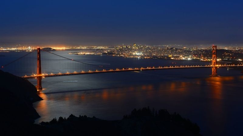 Most je v noci krásný – jako chodec si ho ale neužijete. Ti mají na most přístup jen za denního světla.