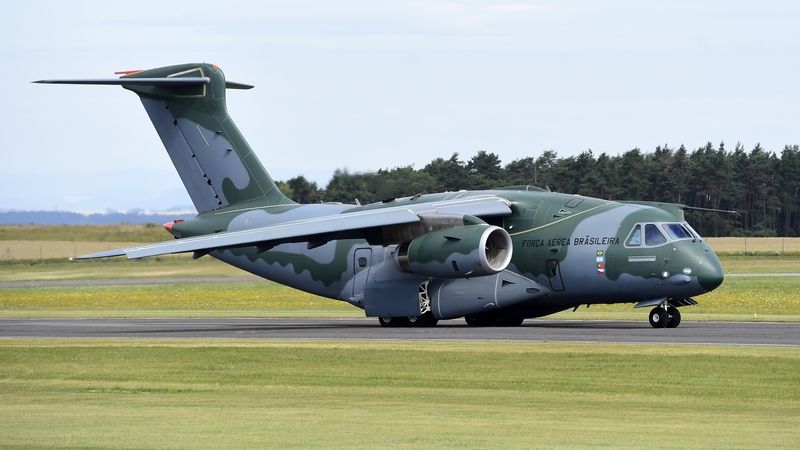 Vojenský nákladní letoun KC-390 brazilské společnosti Embraer, na jehož výrobě se podílí Aero Vodochody, se představil na Letišti Vodochody.