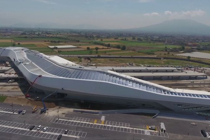 BEZ KOMENTÁŘE: Vlakové nádraží navržené Zahou Hadid nedaleko Neapole