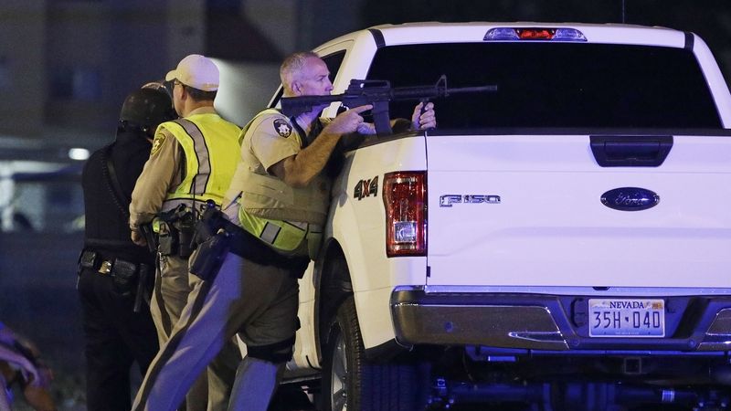 Policista se kryje při zásahu po střelbě v centru Las Vegas