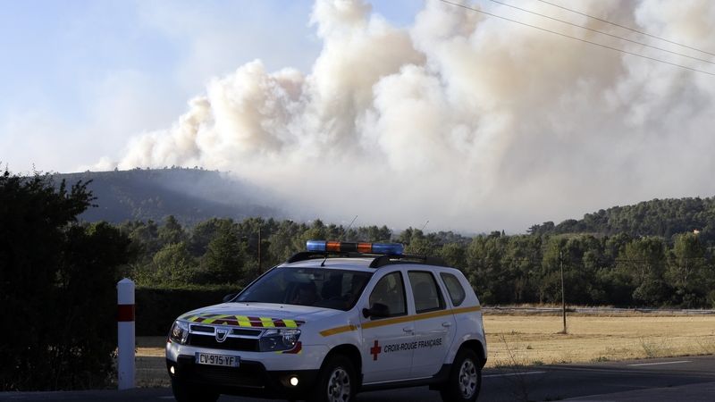 Sanitka poblíž lesního požáru u Seillons-Source-d'Argent