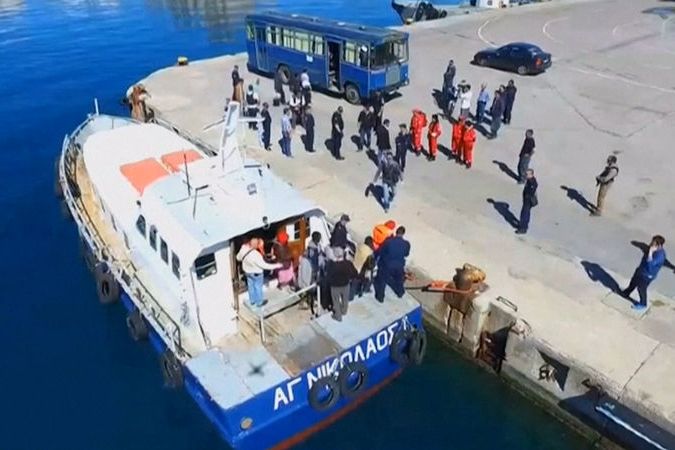 BEZ KOMENTÁŘE: Uprchlíci z potopené lodi připluli do Řecka (záběry ze 17.4. 2016)