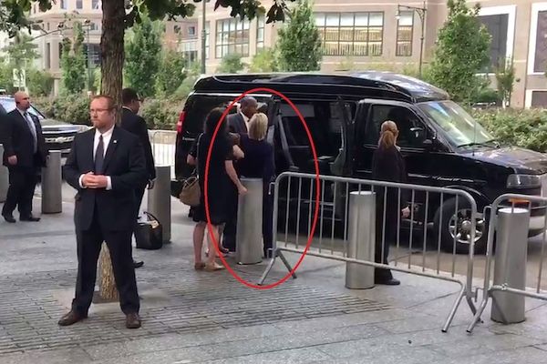 Hillary Clintonové se při nastupování do auta podlomila kolena. 