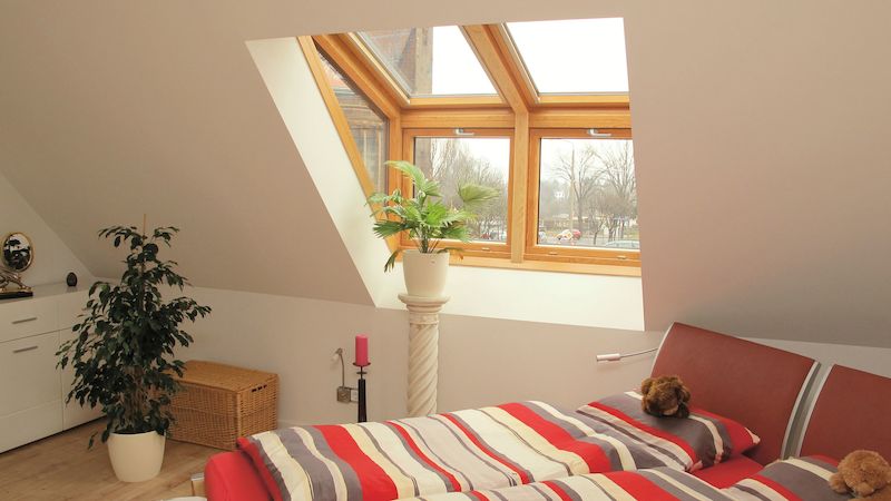 Střešní okna mansardového typu spojují výhody klasických střešních oken a vikýřů. Hodí se pro střechy se sklonem od 35° do 60°. 