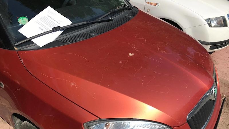 Vandal poškrábal auta na Smíchově